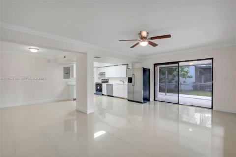 House in Davie, Florida 3 bedrooms, 183.85 sq.m. № 2040388 - photo 6