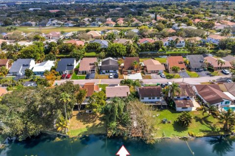 House in Davie, Florida 3 bedrooms, 183.85 sq.m. № 2040388 - photo 19