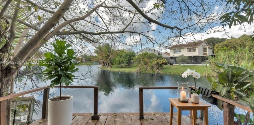 House in Davie, Florida 3 bedrooms, 183.85 sq.m. № 2040388