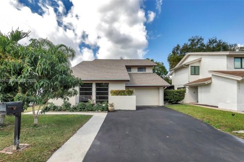 House in Davie, Florida 3 bedrooms, 183.85 sq.m. № 2040388 - photo 2