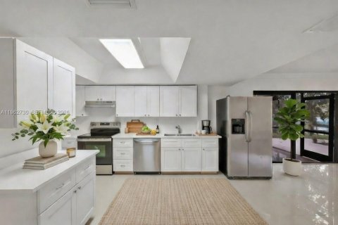 House in Davie, Florida 3 bedrooms, 183.85 sq.m. № 2040388 - photo 5