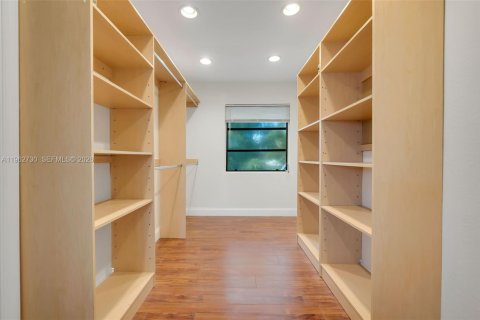 House in Davie, Florida 3 bedrooms, 183.85 sq.m. № 2040388 - photo 17