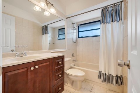 House in Davie, Florida 3 bedrooms, 183.85 sq.m. № 2040388 - photo 15