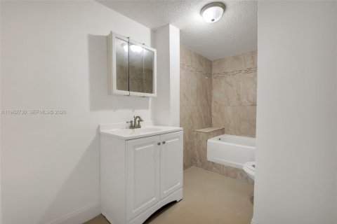 House in Davie, Florida 3 bedrooms, 183.85 sq.m. № 2040388 - photo 14