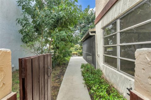 House in Davie, Florida 3 bedrooms, 183.85 sq.m. № 2040388 - photo 12