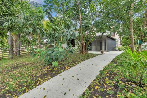 House in Davie, Florida 3 bedrooms, 183.85 sq.m. № 2040388 - photo 11