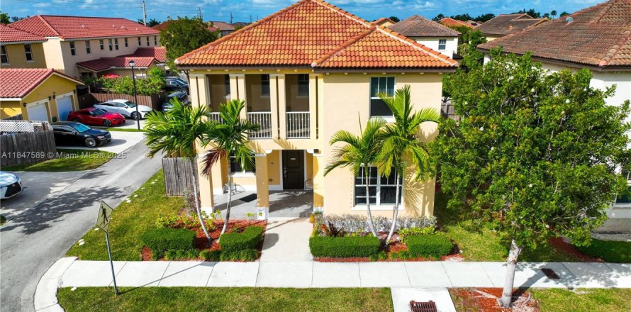 House in Homestead, Florida 4 bedrooms, 239.22 sq.m. № 1847654