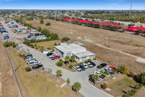 Commercial property in Cape Coral, Florida № 2073566 - photo 4