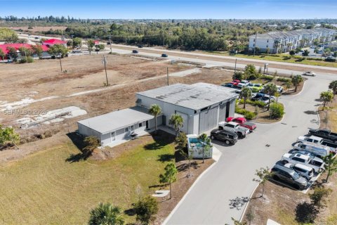Commercial property in Cape Coral, Florida № 2073566 - photo 6