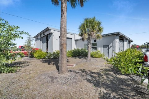 Commercial property in Cape Coral, Florida № 2073566 - photo 21