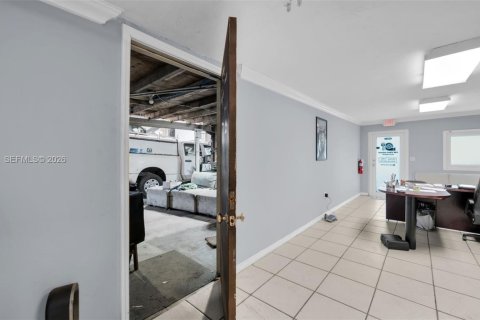 Commercial property in Cape Coral, Florida № 2073566 - photo 28