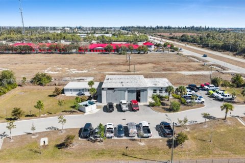 Commercial property in Cape Coral, Florida № 2073566 - photo 8