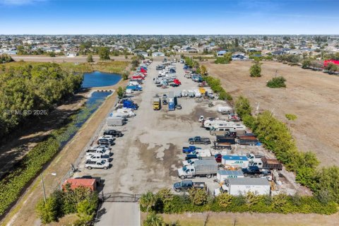 Commercial property in Cape Coral, Florida № 2073566 - photo 10
