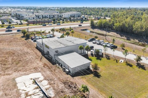 Commercial property in Cape Coral, Florida № 2073566 - photo 7