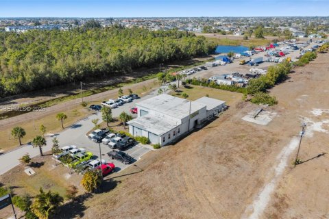 Commercial property in Cape Coral, Florida № 2073566 - photo 5