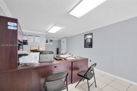 Commercial property in Cape Coral, Florida № 2073566 - photo 25