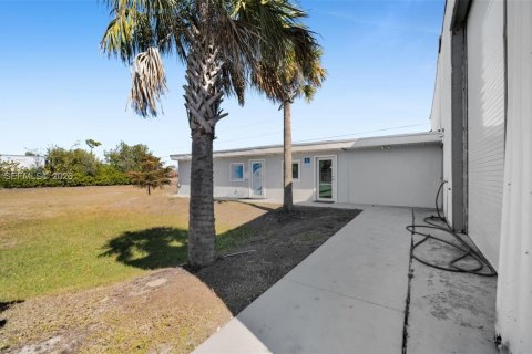 Commercial property in Cape Coral, Florida № 2073566 - photo 22
