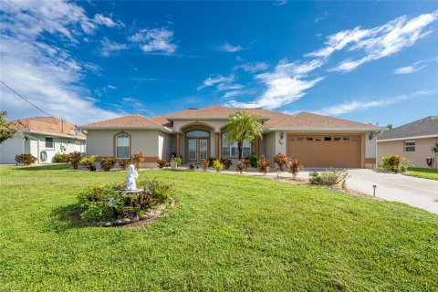 House in Rotonda, Florida 3 bedrooms, 194.35 sq.m. № 1425847 - photo 1
