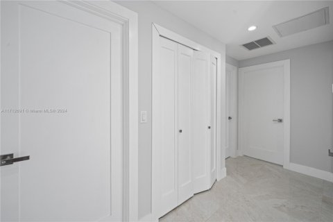 Casa en venta en Hialeah, Florida, 4 dormitorios, 156.91 m2 № 1710458 - foto 20