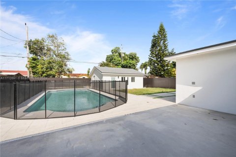 Casa en venta en Hialeah, Florida, 4 dormitorios, 156.91 m2 № 1710458 - foto 29