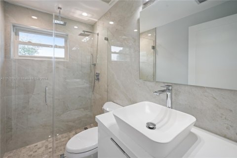 Casa en venta en Hialeah, Florida, 4 dormitorios, 156.91 m2 № 1710458 - foto 16
