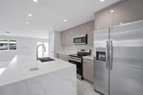 Casa en venta en Hialeah, Florida, 4 dormitorios, 156.91 m2 № 1710458 - foto 6