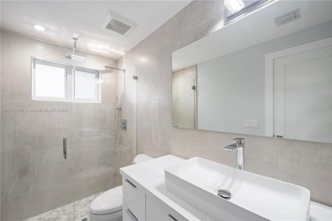 Casa en venta en Hialeah, Florida, 4 dormitorios, 156.91 m2 № 1710458 - foto 11