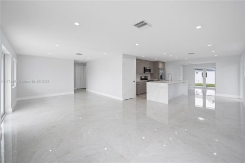 Casa en venta en Hialeah, Florida, 4 dormitorios, 156.91 m2 № 1710458 - foto 4