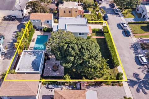 Commercial property in West Palm Beach, Florida 360.46 sq.m. № 1103513 - photo 1