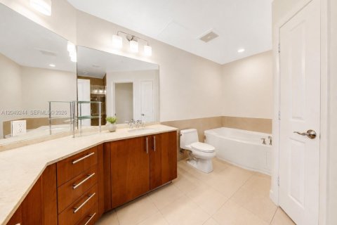 Condo in Hallandale Beach, Florida, 2 bedrooms № 2262539 - photo 7