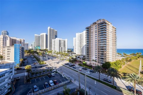 Condo in Hallandale Beach, Florida, 2 bedrooms № 2262539 - photo 13