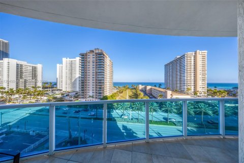 Condo in Hallandale Beach, Florida, 2 bedrooms № 2262539 - photo 12