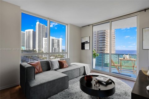Condo in Hallandale Beach, Florida, 2 bedrooms № 2262539 - photo 2