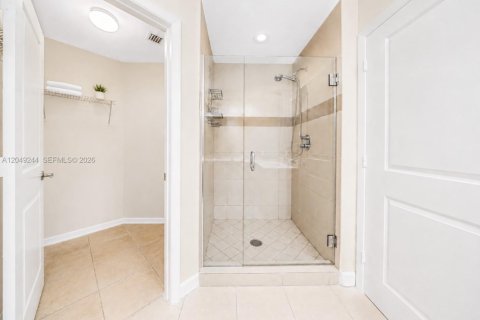 Condo in Hallandale Beach, Florida, 2 bedrooms № 2262539 - photo 8