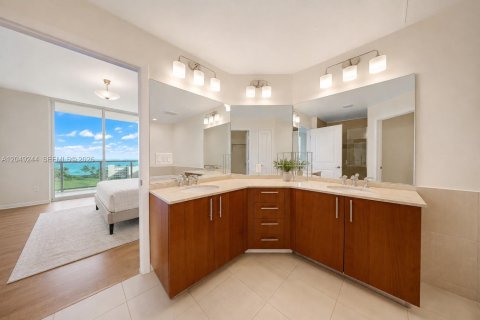 Condo in Hallandale Beach, Florida, 2 bedrooms № 2262539 - photo 6