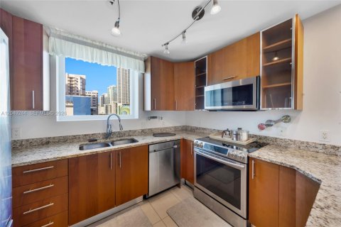 Condo in Hallandale Beach, Florida, 2 bedrooms № 2262539 - photo 4