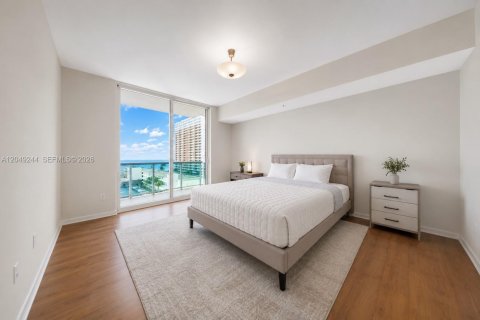 Condo in Hallandale Beach, Florida, 2 bedrooms № 2262539 - photo 5