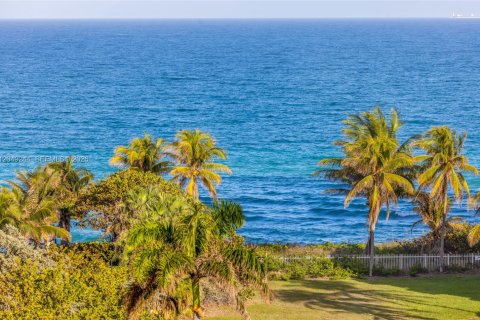 Condo in Hallandale Beach, Florida, 2 bedrooms № 2262539 - photo 14