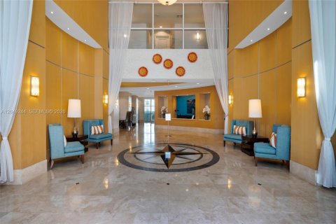 Condo in Hallandale Beach, Florida, 2 bedrooms № 2262539 - photo 15