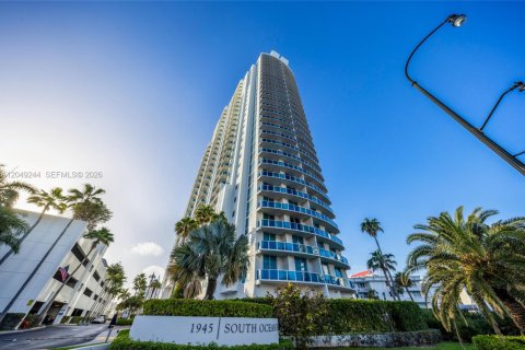 Condo in Hallandale Beach, Florida, 2 bedrooms № 2262539 - photo 16