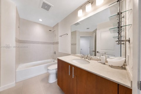 Condo in Hallandale Beach, Florida, 2 bedrooms № 2262539 - photo 10