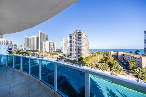 Condo in Hallandale Beach, Florida, 2 bedrooms № 2262539 - photo 11