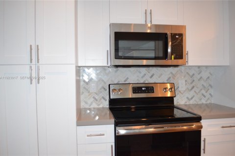 Villa ou maison à louer à Miami, Floride: 3 chambres, 156.08 m2 № 1976774 - photo 16