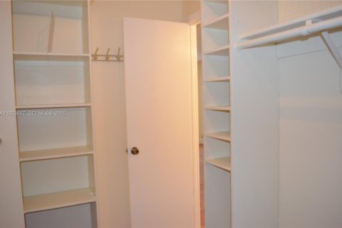 Villa ou maison à louer à Miami, Floride: 3 chambres, 156.08 m2 № 1976774 - photo 11