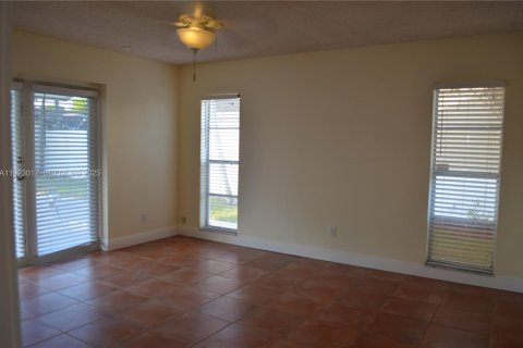 Villa ou maison à louer à Miami, Floride: 3 chambres, 156.08 m2 № 1976774 - photo 5