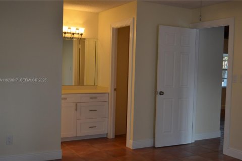 Villa ou maison à louer à Miami, Floride: 3 chambres, 156.08 m2 № 1976774 - photo 10