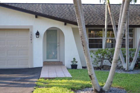Villa ou maison à louer à Miami, Floride: 3 chambres, 156.08 m2 № 1976774 - photo 1