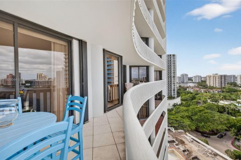 Condo in Aventura, Florida, 2 bedrooms  № 1966317 - photo 25