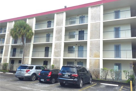 Condominio en alquiler en Lauderdale Lakes, Florida, 1 dormitorio, 65.5 m2 № 1949940 - foto 8