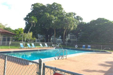 Condominio en alquiler en Lauderdale Lakes, Florida, 1 dormitorio, 65.5 m2 № 1949940 - foto 10